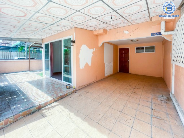 บ้านแฝดมือสอง ปทุมธานี ม.ธราดลบุรี รังสิต-นครนายก เนื้อที่กว้าง 35 ตร.ว. ฟังก์ชัน 3 ห้องนอน 2 ห้องน้ำ บ้านพร้อมเข้าอยู่ ใกล้สิ่งอำนวยความสะดวกมากมาย ในราคาสุดโดน! โครงการตั้งบนทำเลแห่งการเดินทาง เชื่อมต่อถนนรังสิต-นครนายก, ถนนกาญจนาภิเษก, ถนนเลียบด่วนลำลูกกา จองด่วน!